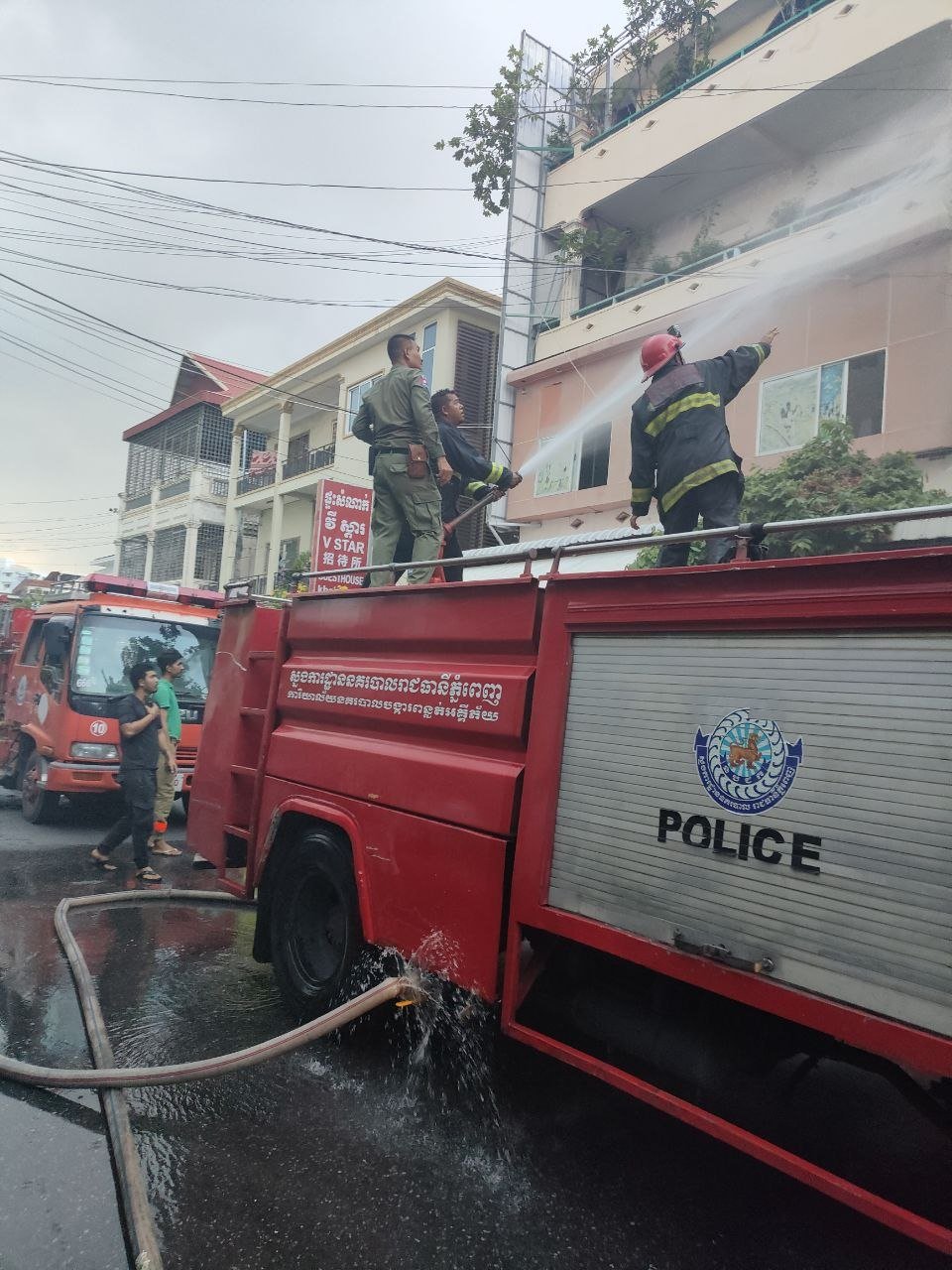 万景岗区一民宅突发火灾 消防部门正在现场紧急扑救