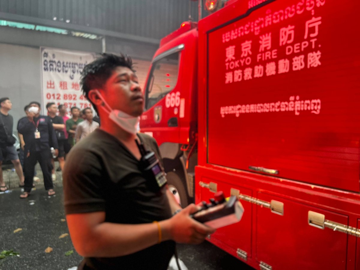 金边一住宅发生火灾,由于室内堆放大量木质家具及装饰材料,消防