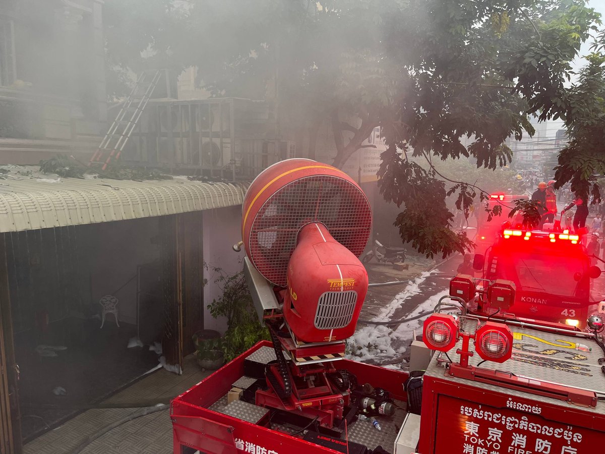 金边一住宅发生火灾,由于室内堆放大量木质家具及装饰材料,消防