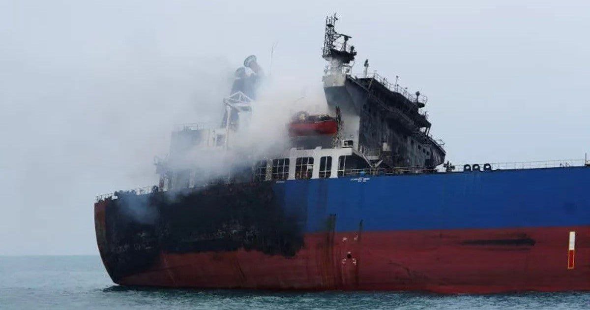 霍尔木兹海峡油轮触雷爆炸 能源运输安全受关注