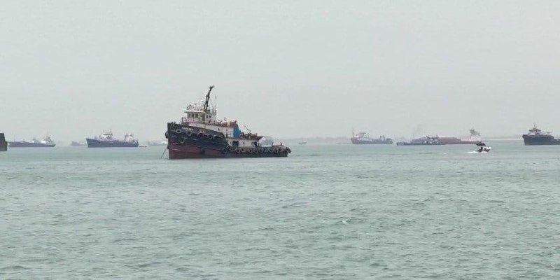 霍尔木兹海峡油轮触雷爆炸 能源运输安全受关注