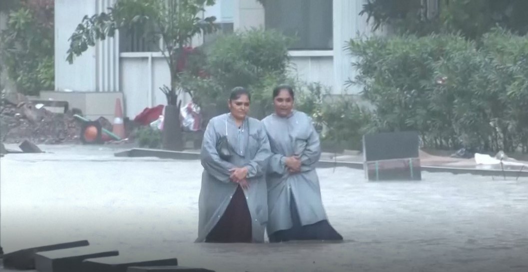 印度多地遭遇强降雨引发洪灾 交通受阻