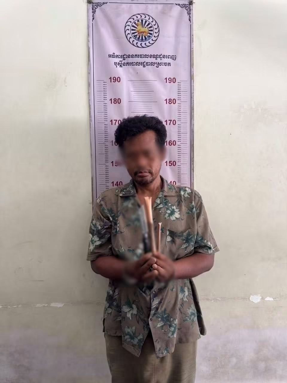隆边区沙乍分区一男子因盗窃空调铜管被捕