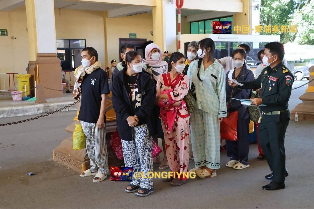 波贝口岸遣返11名泰籍人员 接收32名柬籍公民