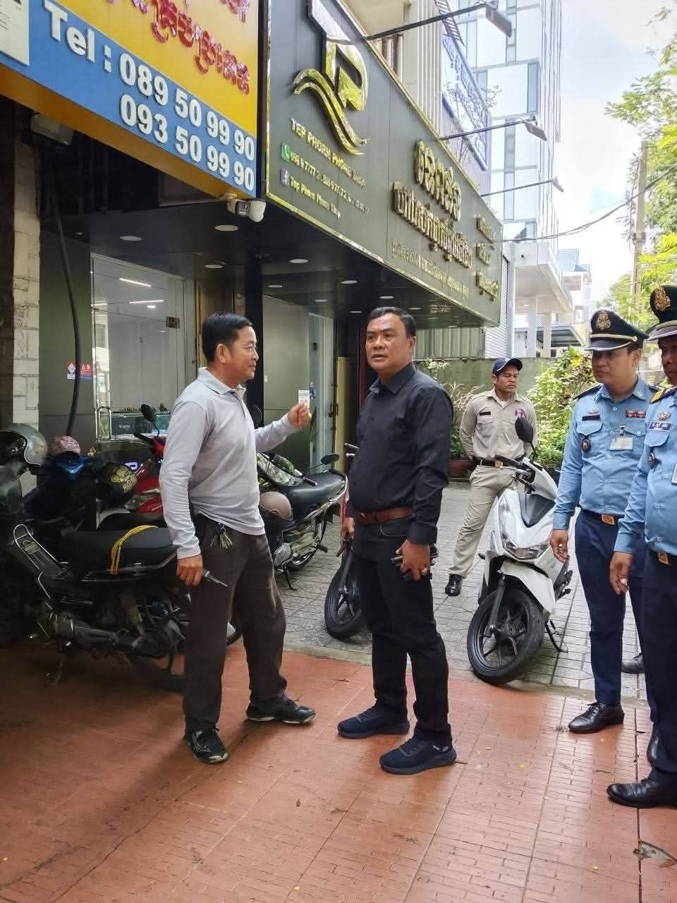 堆谷区政府针对商家占用人行道并辱骂市民的行为进行调查