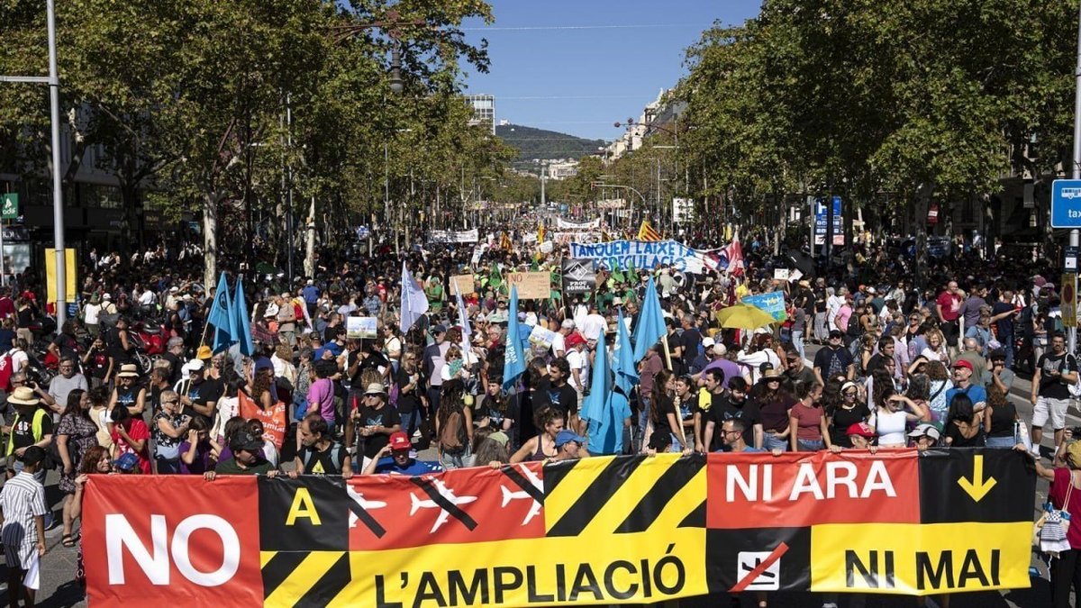 西班牙巴塞罗那数千名民众走上街头,抗议当地机场的扩建计划
