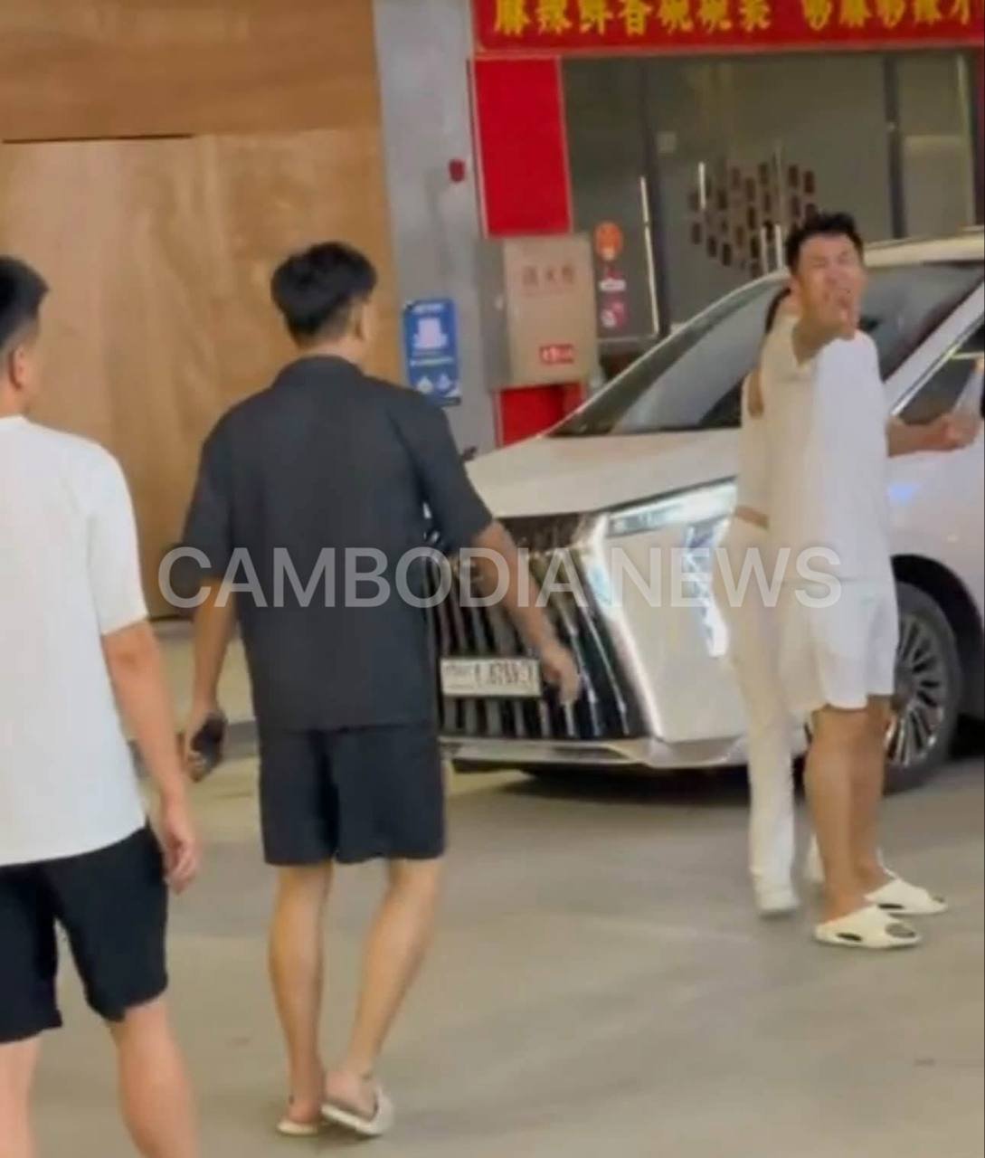 金边警方追捕4名涉嫌殴打女性的中国籍嫌疑人