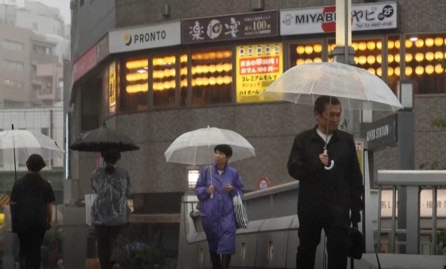 台风Dujuan袭击日本 强降雨引发山体滑坡并启动撤离