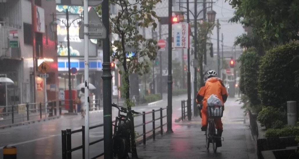 台风Dujuan袭击日本 强降雨引发山体滑坡并启动撤离