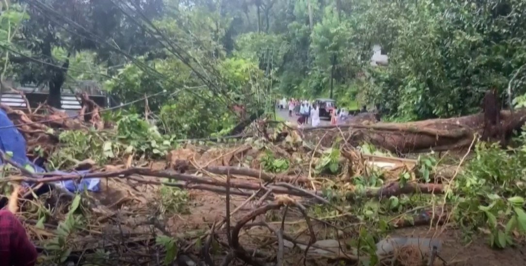 印度喀拉拉邦强降雨引发洪灾 已致5人死亡