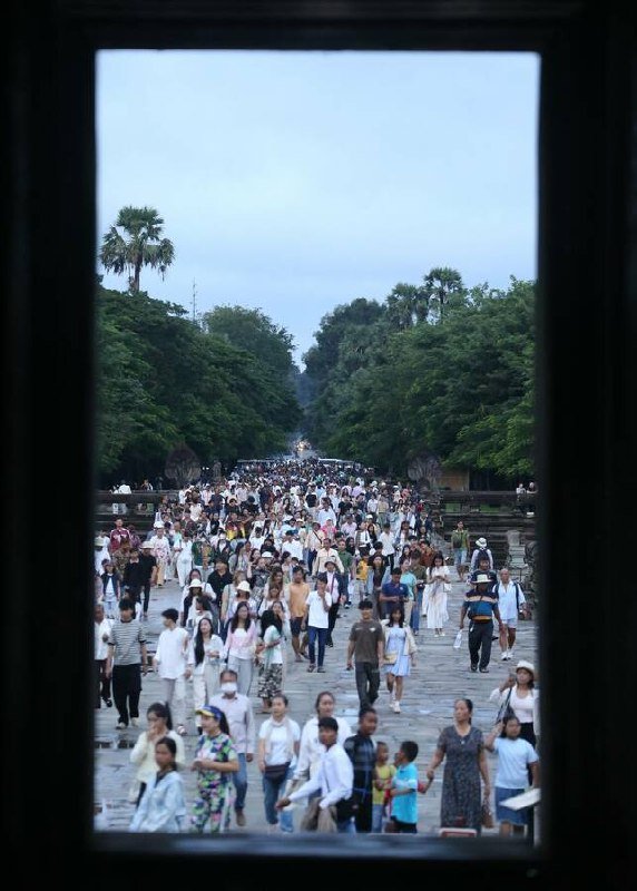 暹粒吴哥窟秋分日出奇观吸引大批游客观赏