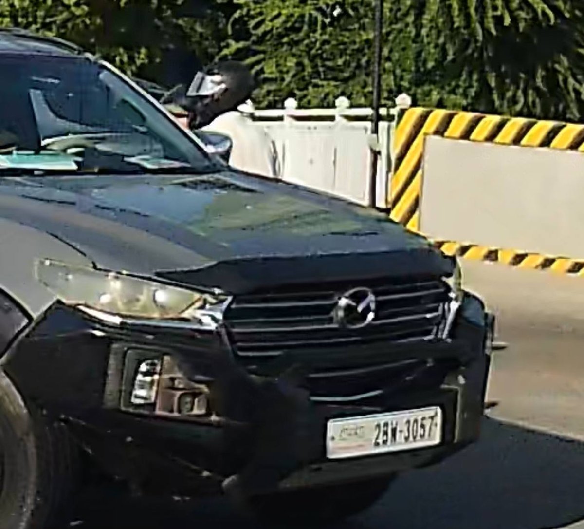金边街头发生一起马自达轿车无视红灯违规行驶事件,引发公众对交