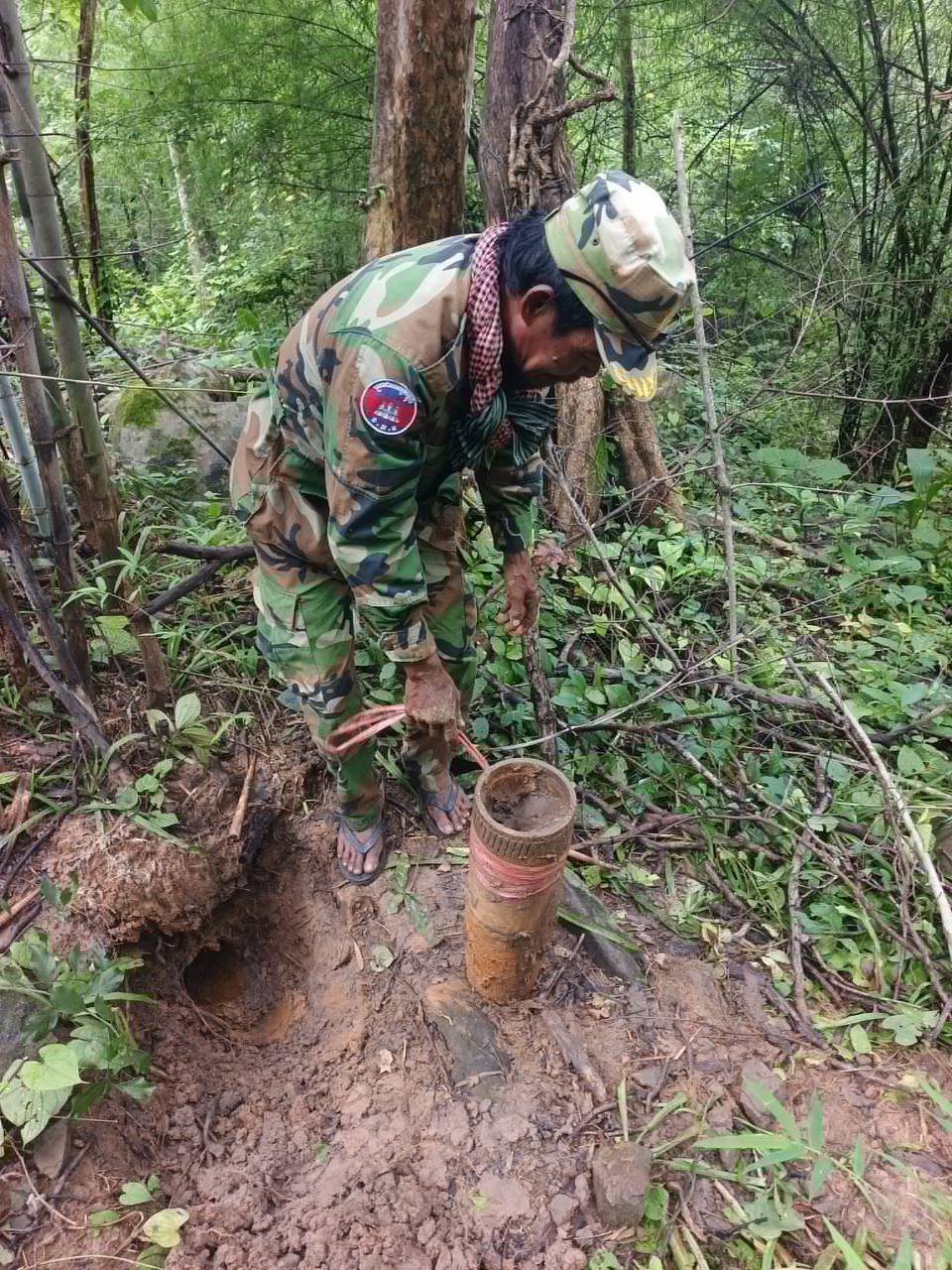 柬埔寨境内发现战争时期遗留的集束炸弹,相关部门提醒民众在相关