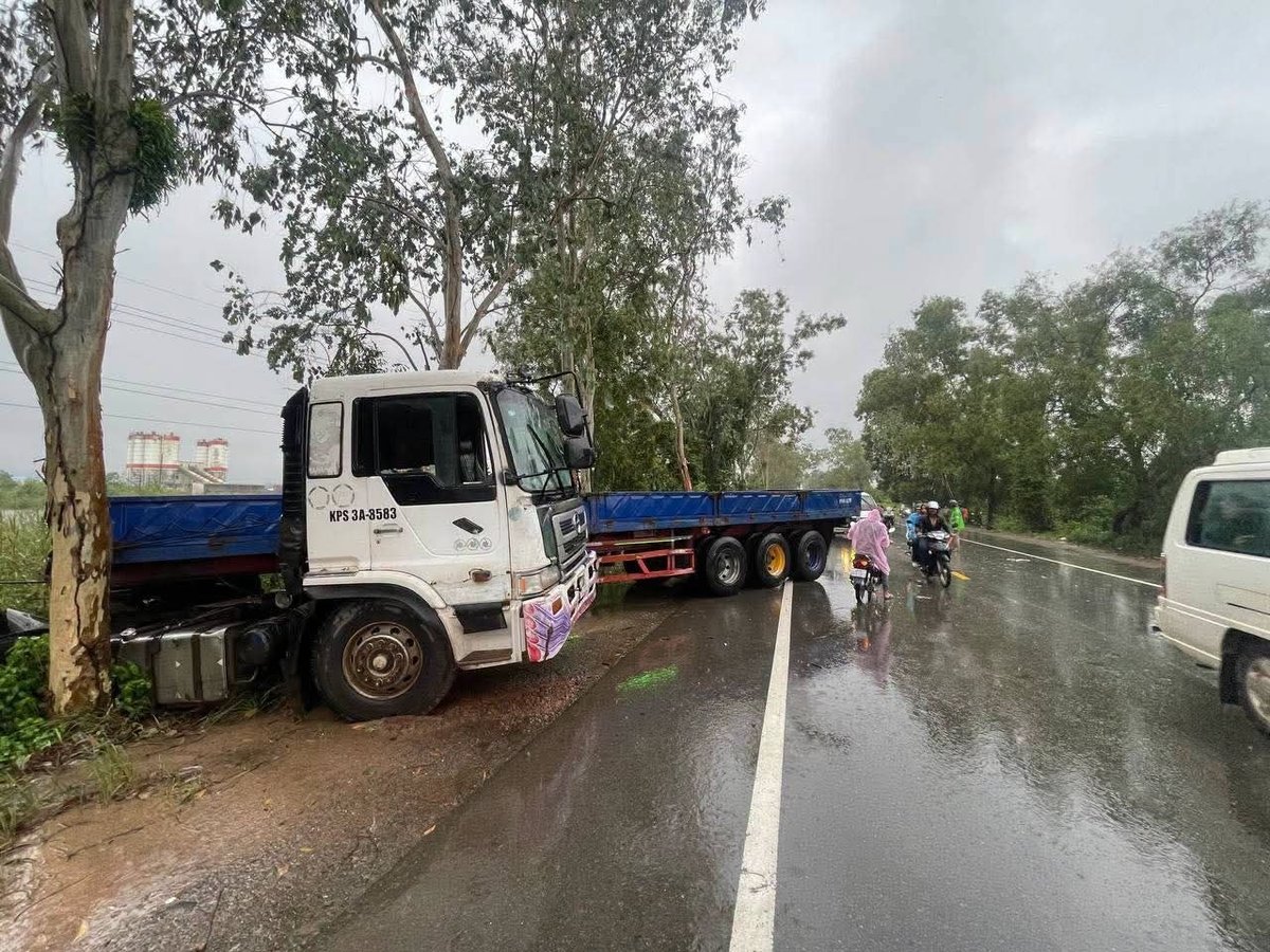 西港4号公路发生两车相撞事故 暂无人员伤亡报告
