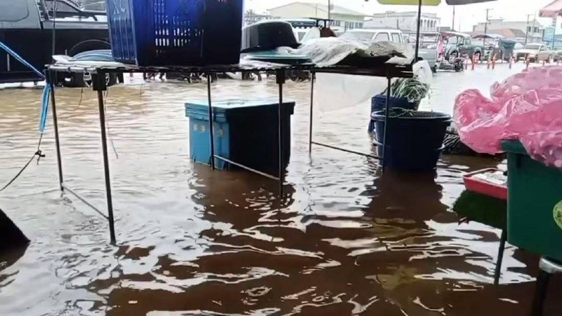 波贝市遭遇洪水侵袭 道路积水影响交通