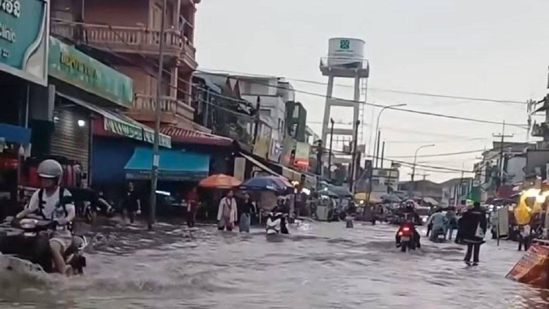 波贝市遭遇洪水侵袭 道路积水影响交通