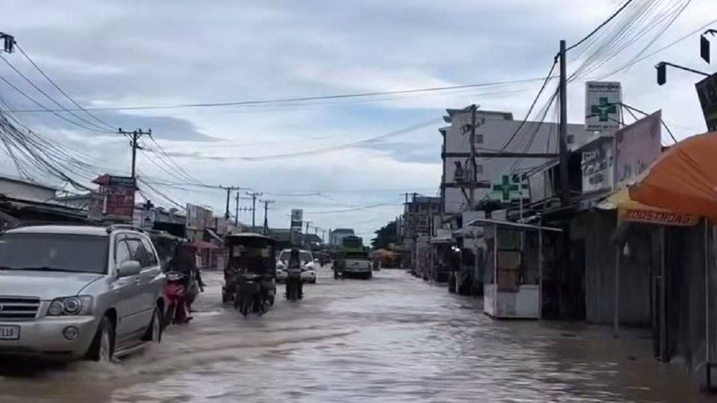 波贝市遭遇洪水侵袭 道路积水影响交通