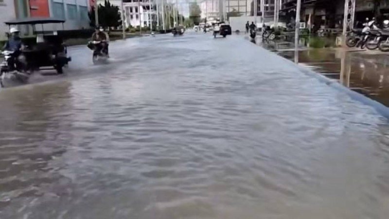波贝市遭遇洪水侵袭 道路积水影响交通