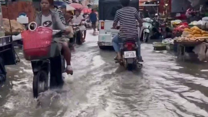 波贝市遭遇洪水侵袭 道路积水影响交通