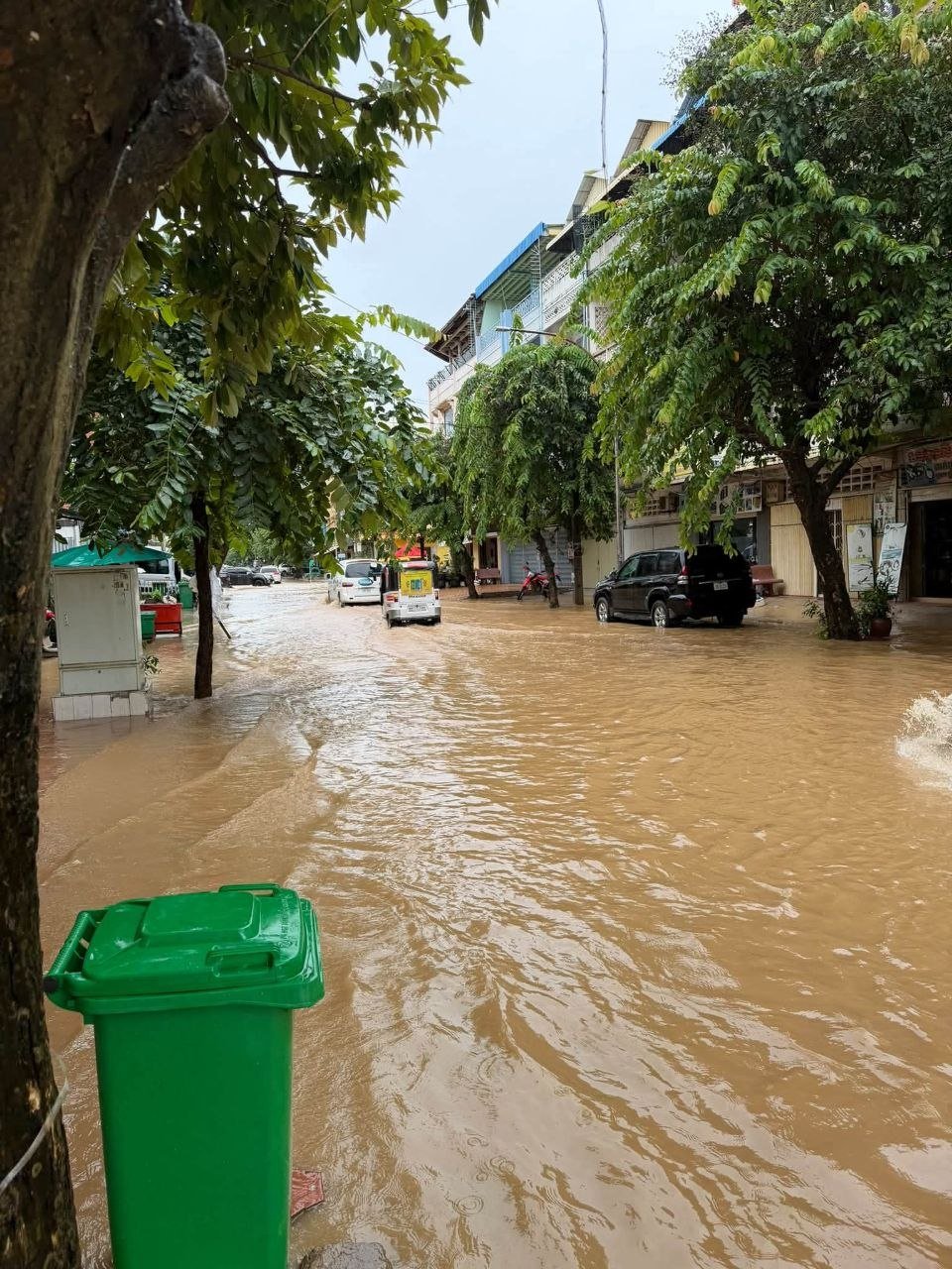 马德望市部分路段积水严重 低底盘车辆请绕行
