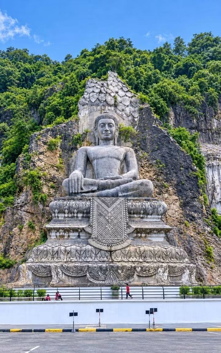 马德望省山坡寺佛像雕刻艺术展示