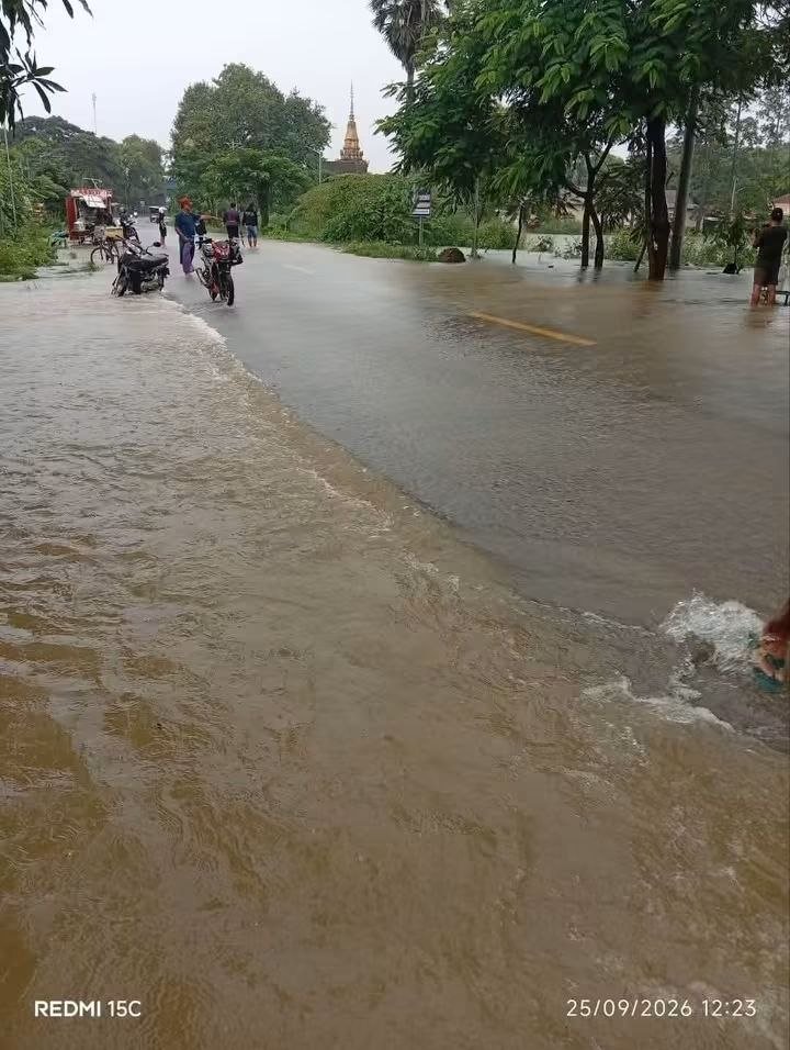 马德望省巴南区道路淹没 提醒民众出行注意安全