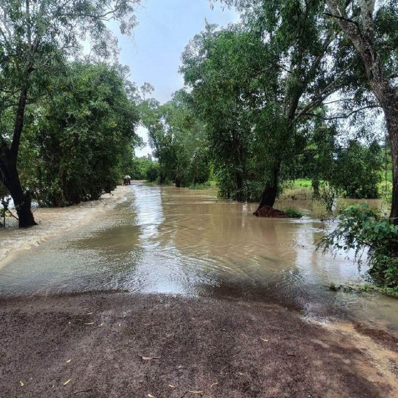 暹粒省多条道路因洪水受灾 重型车辆禁行