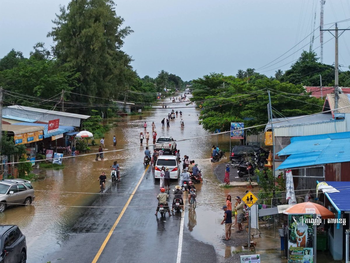 受连日降雨影响,马德望省桑凯河水位急剧上涨,导致周边5个公社
