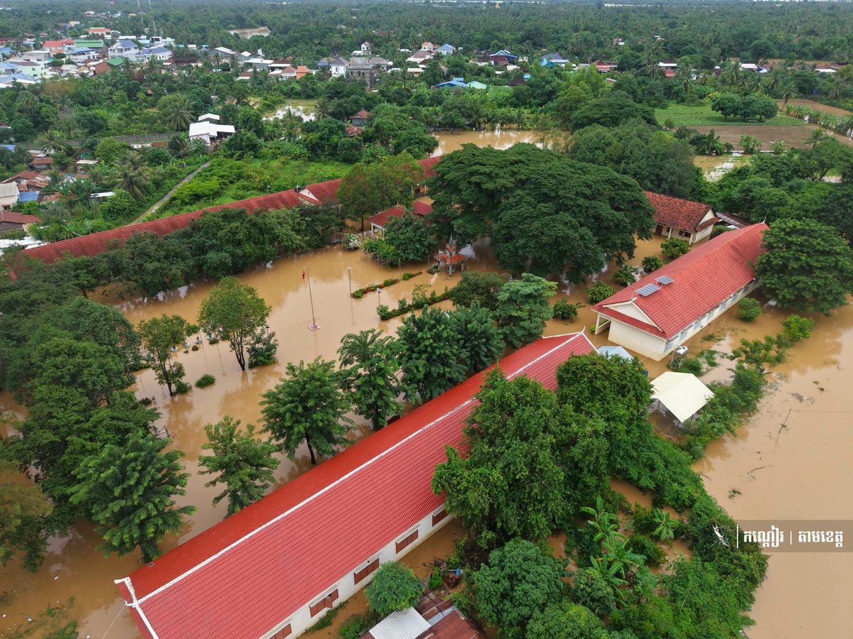受连日降雨影响,马德望省桑凯河水位急剧上涨,导致周边5个公社