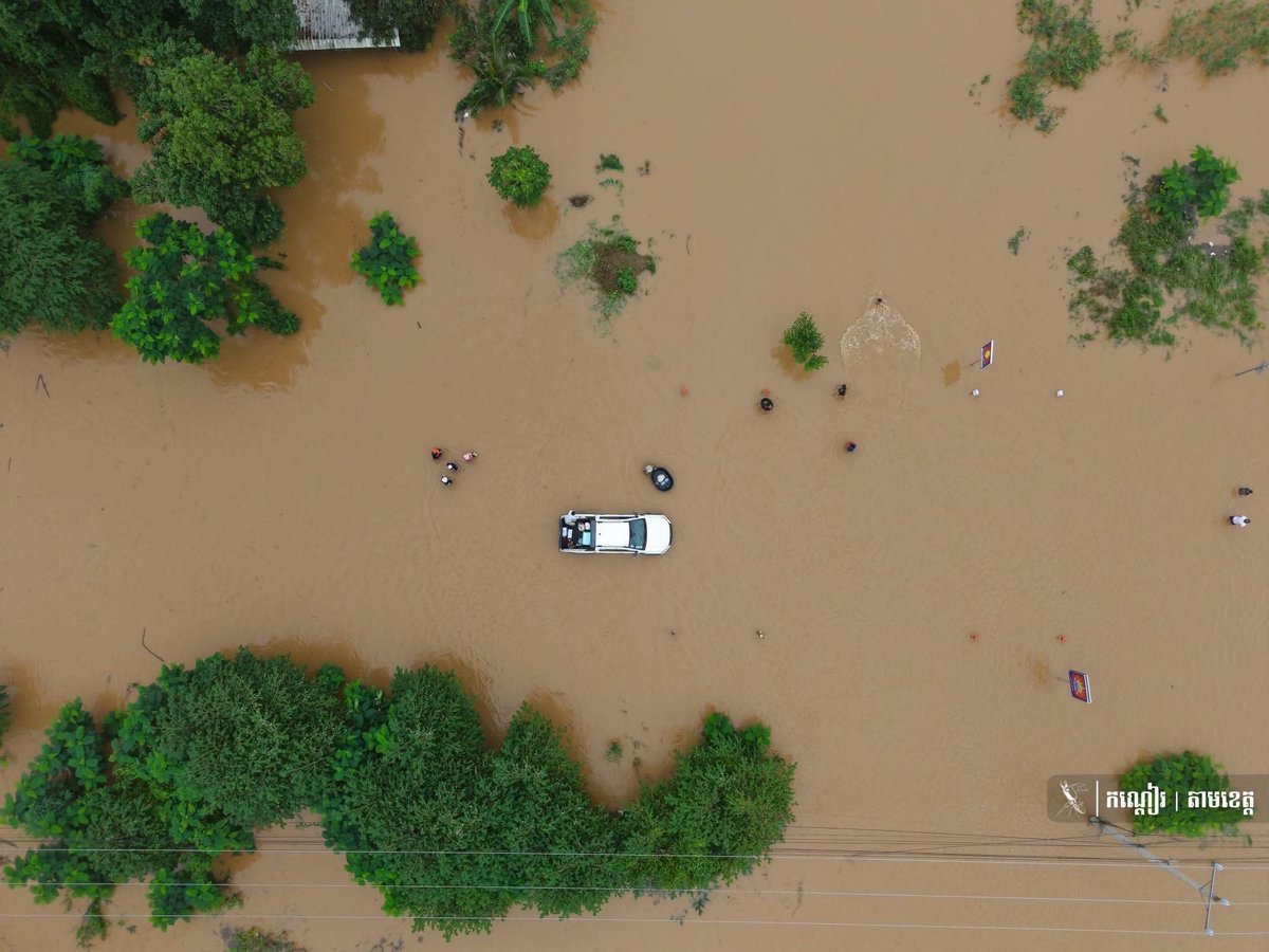 受连日降雨影响,马德望省桑凯河水位急剧上涨,导致周边5个公社
