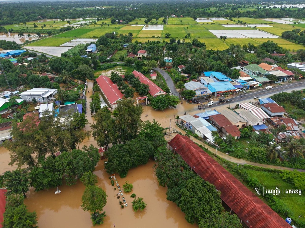 受连日降雨影响,马德望省桑凯河水位急剧上涨,导致周边5个公社