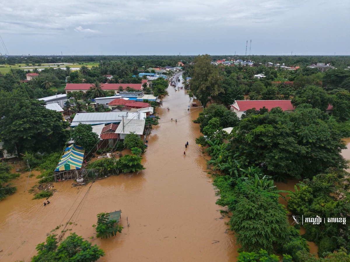 受连日降雨影响,马德望省桑凯河水位急剧上涨,导致周边5个公社