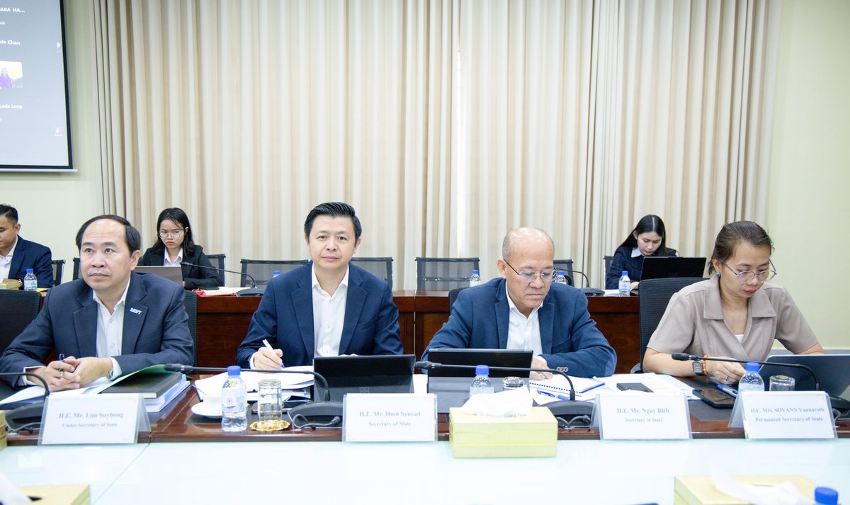 劳工部部长亨索与ILO-BFC项目代表讨论职业健康与安全(O