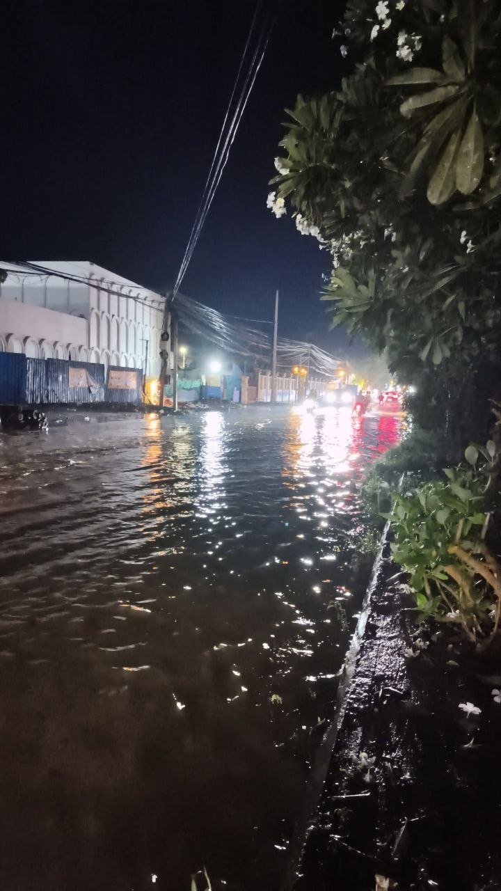 马德望省部分路段积水 车辆通行需注意安全