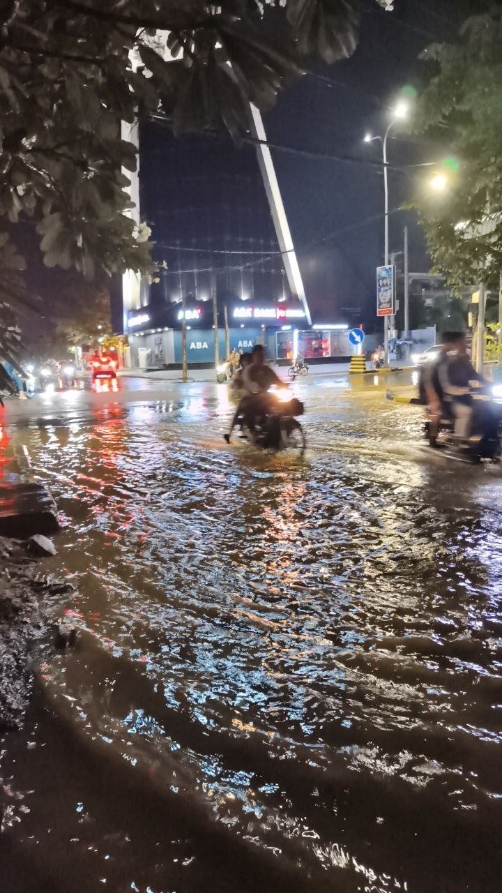 马德望省部分路段积水 车辆通行需注意安全