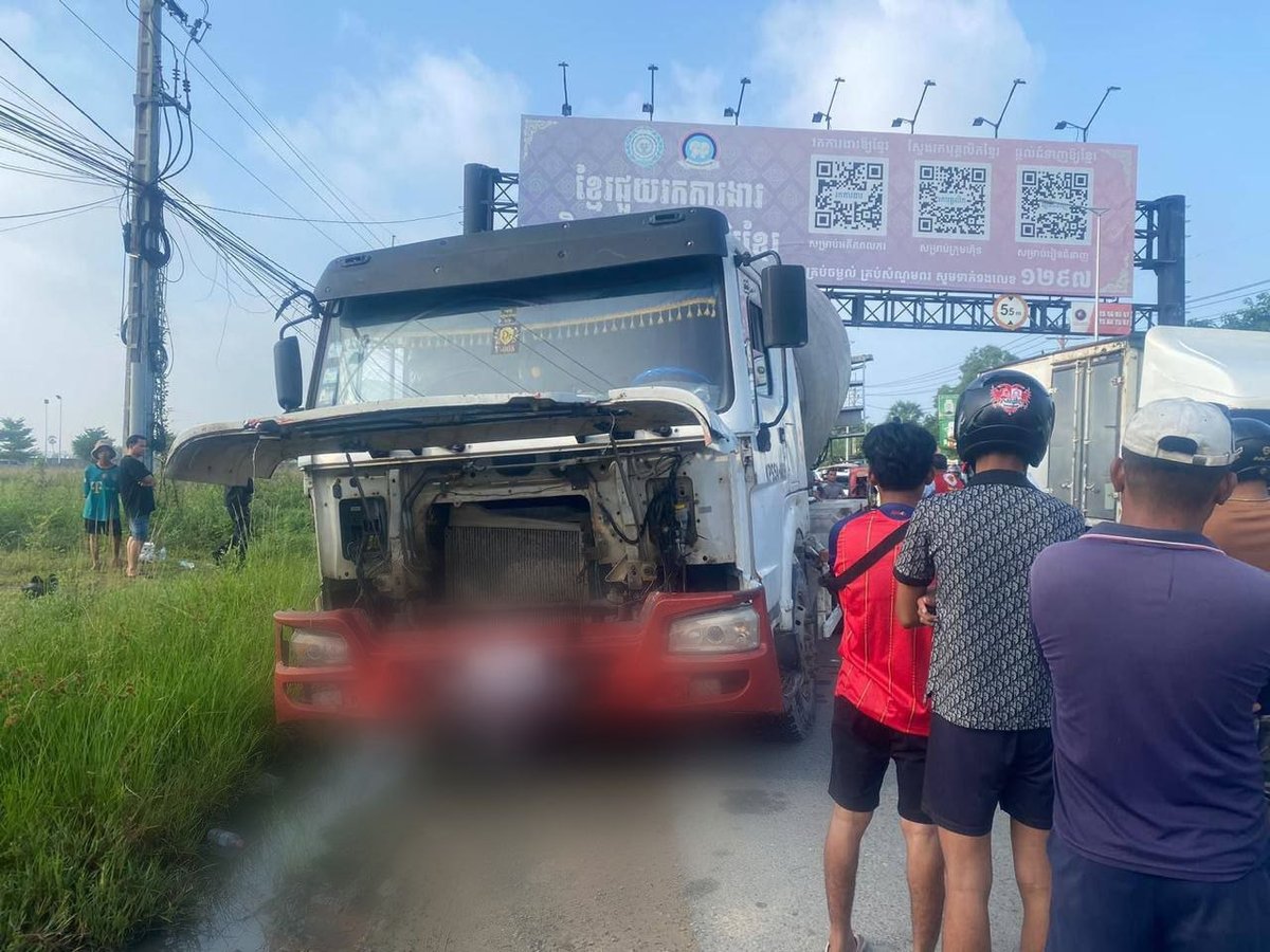 9月28日早晨,金边2号公路发生一起汽车与摩托车相撞事故,造