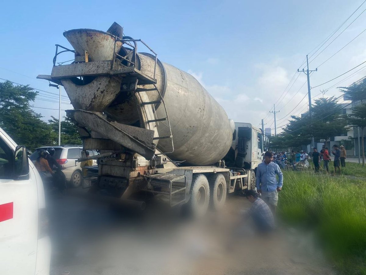 9月28日早晨,金边2号公路发生一起汽车与摩托车相撞事故,造