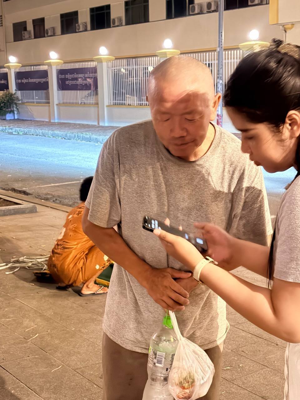 一名中国公民流落金边隆边区街头 寻求返乡援助