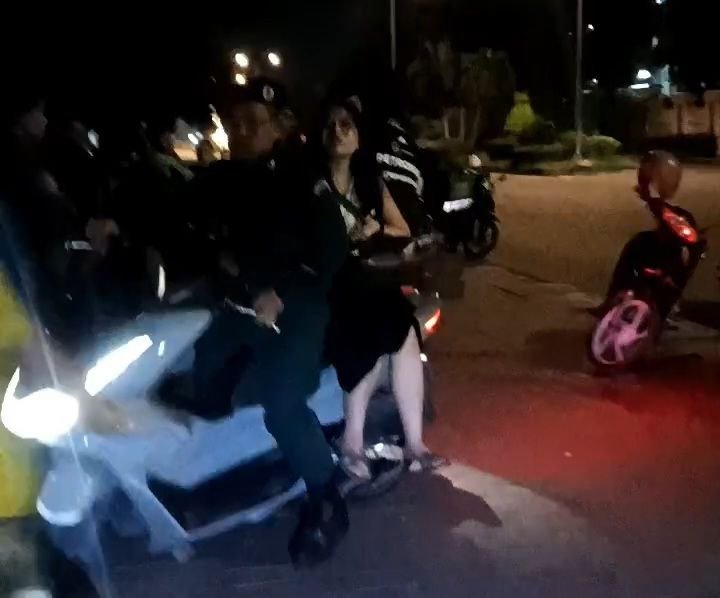 金边雷西郊区发生酒驾车祸 撞毁路边树木及摩托车
