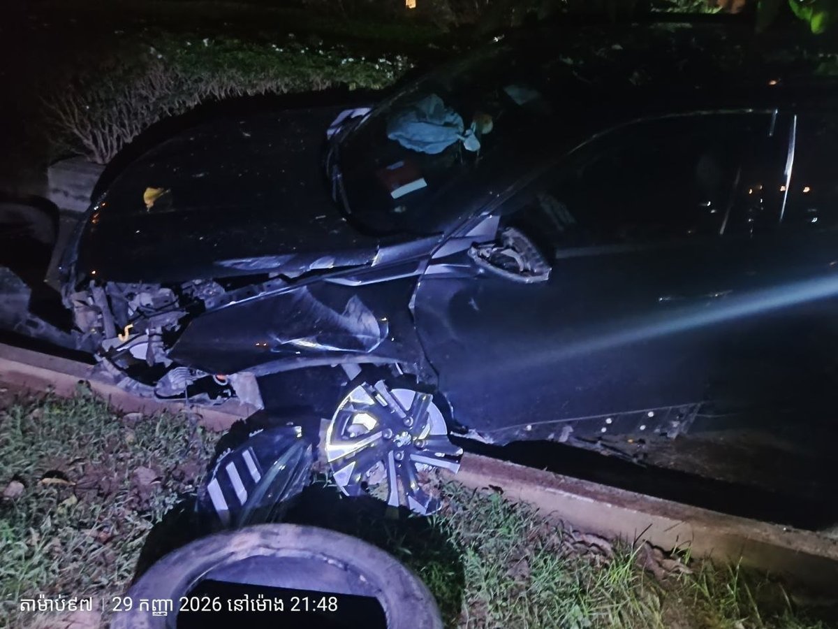 金边雷西郊区发生酒驾车祸 撞毁路边树木及摩托车