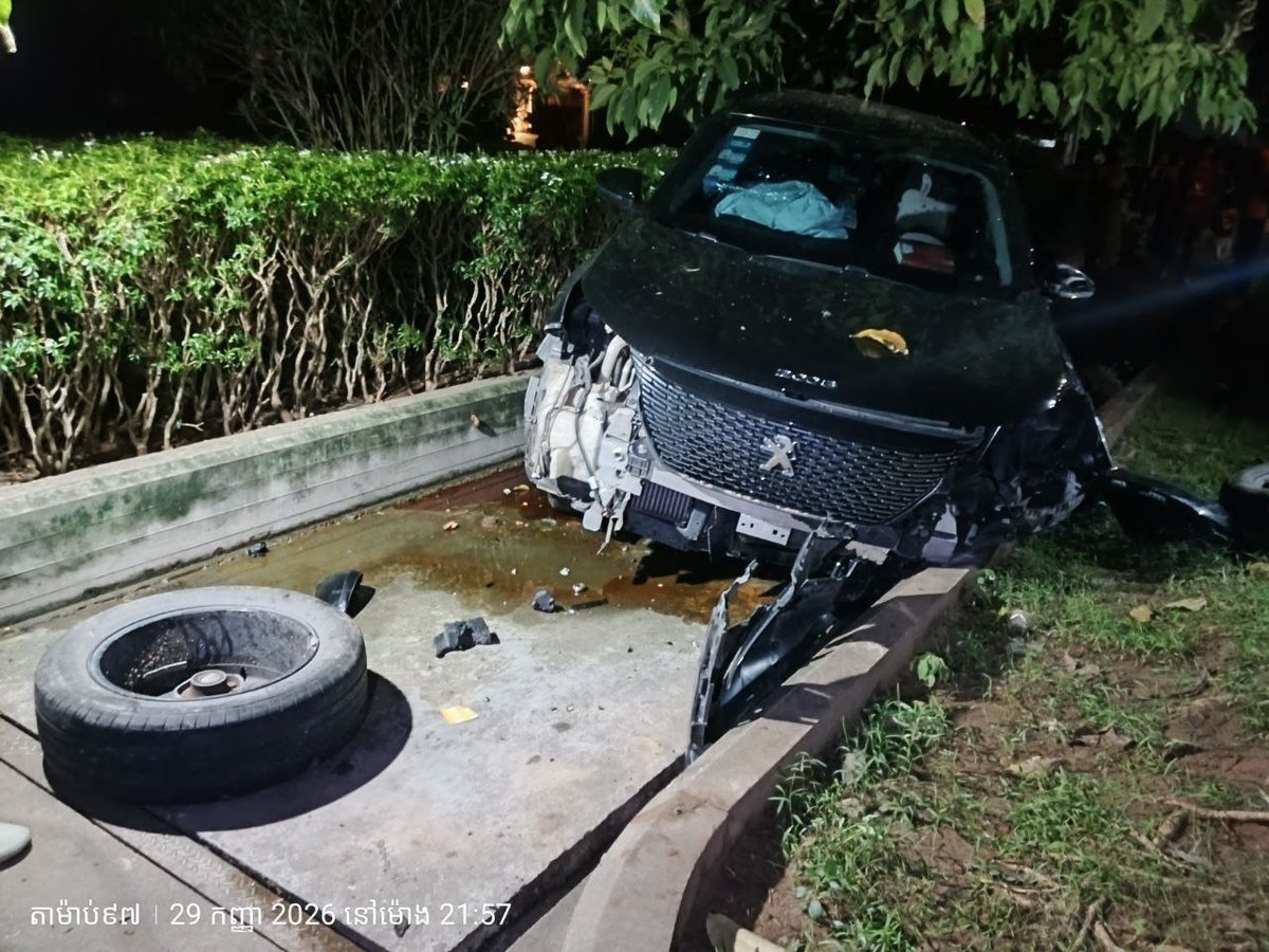 金边雷西郊区发生酒驾车祸 撞毁路边树木及摩托车