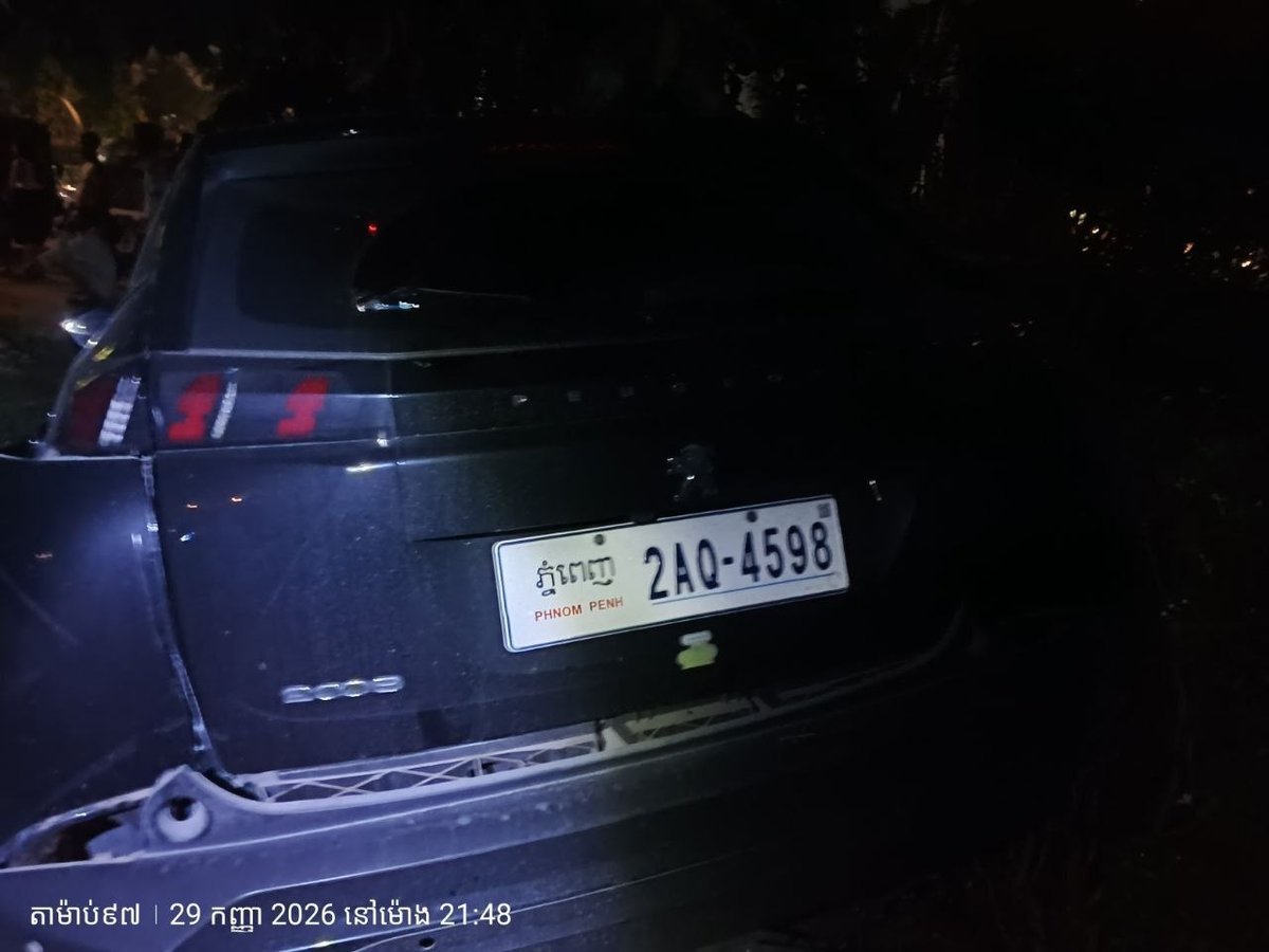 金边雷西郊区发生酒驾车祸 撞毁路边树木及摩托车