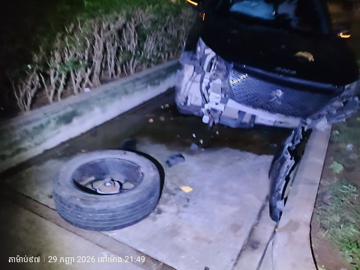 金边雷西郊区发生酒驾车祸 撞毁路边树木及摩托车
