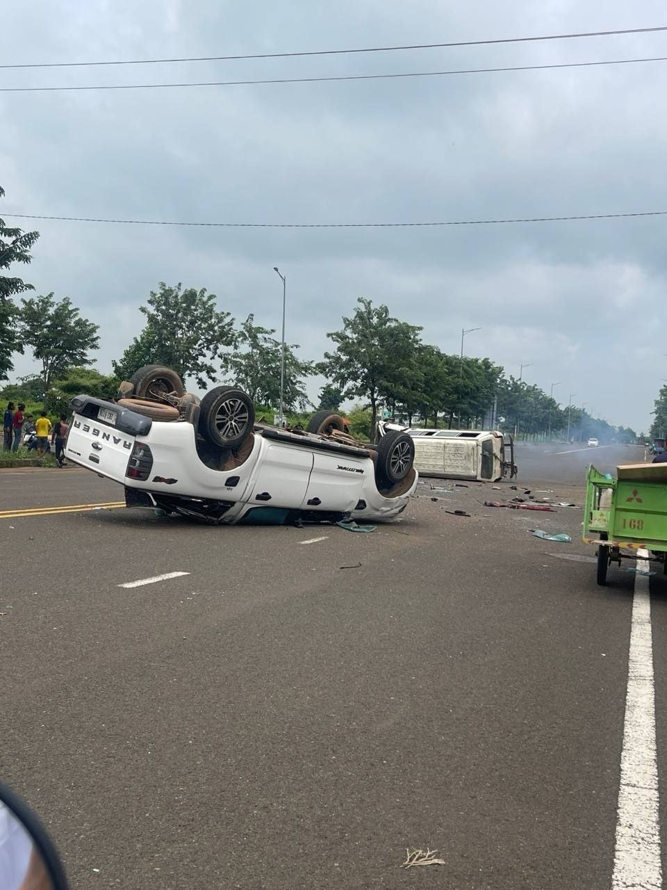 特本克蒙省发生严重车祸 车辆翻覆路口