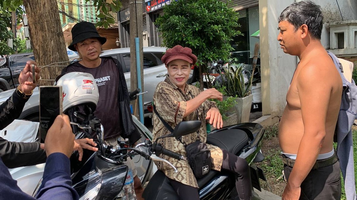 一名未佩戴头盔的男子在逃避交警检查时与另一辆摩托车相撞,导致