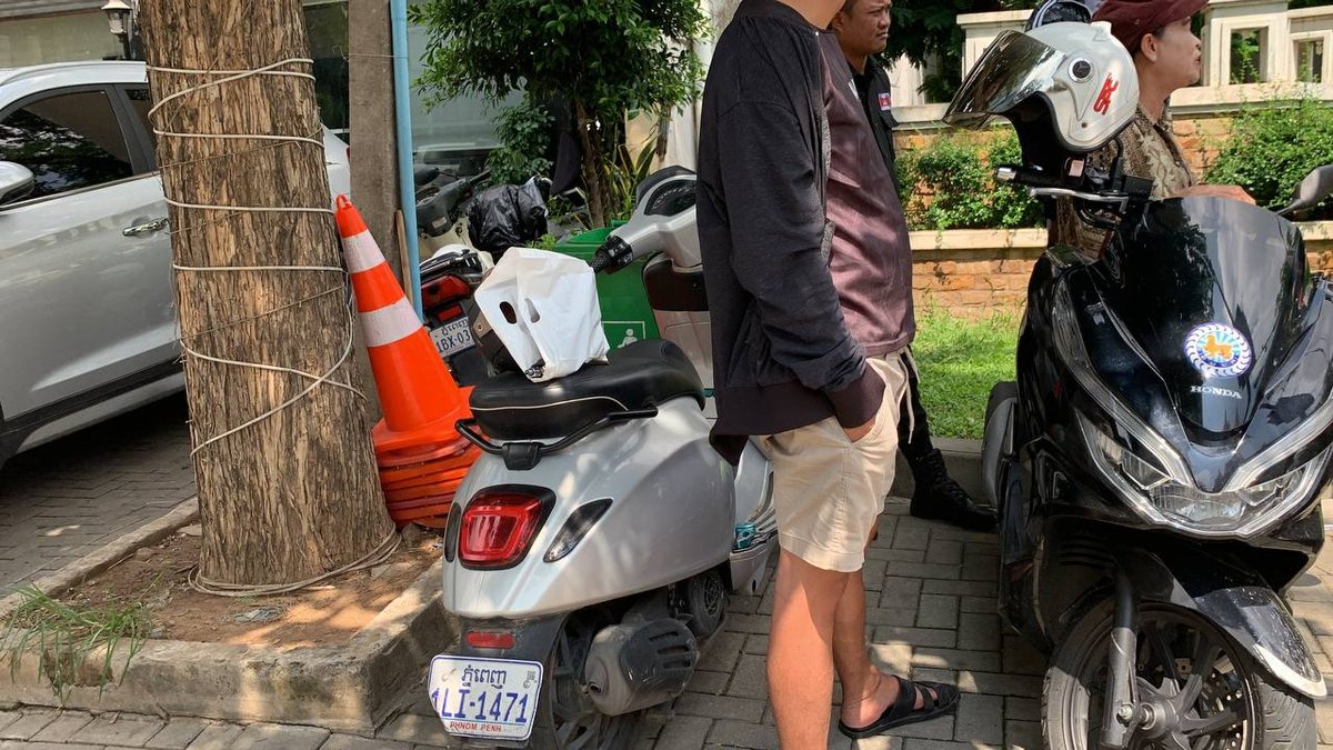 一名未佩戴头盔的男子在逃避交警检查时与另一辆摩托车相撞,导致