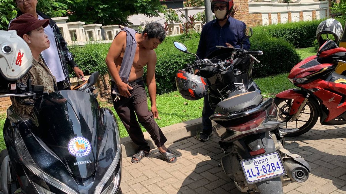 一名未佩戴头盔的男子在逃避交警检查时与另一辆摩托车相撞,导致