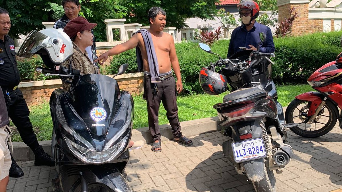 一名未佩戴头盔的男子在逃避交警检查时与另一辆摩托车相撞,导致