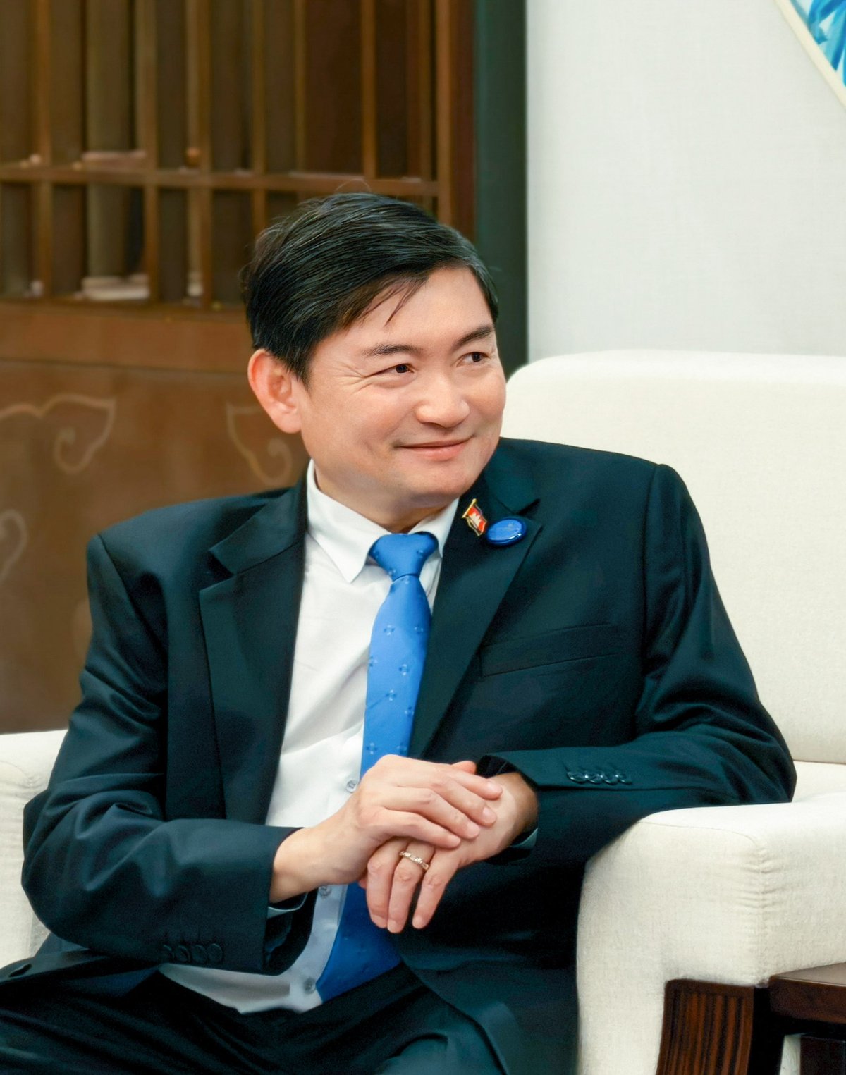 柬埔寨劳工部部长亨索在上海出席活动期间，与芬兰及法国教育部门