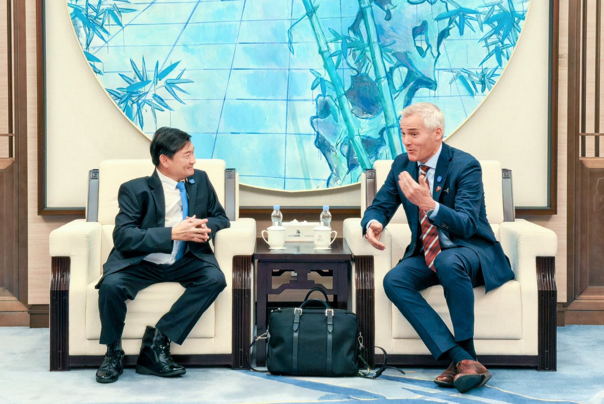 柬埔寨劳工部部长亨索在上海出席活动期间，与芬兰及法国教育部门